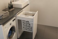 Prádelní koš Elegance, 48 l, 412-418x506x545 mm, bílý plast - Prádelní koš Elegance pro montáž do zásuvky